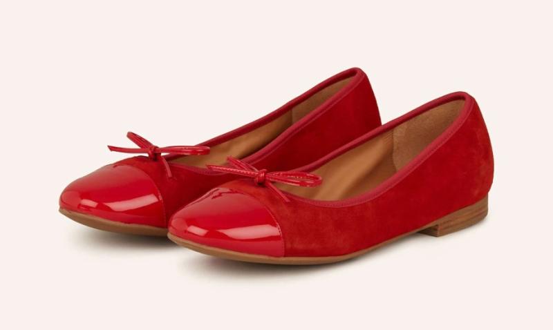 حذاء الباليرينا الأحمر موضة ربيع 2024