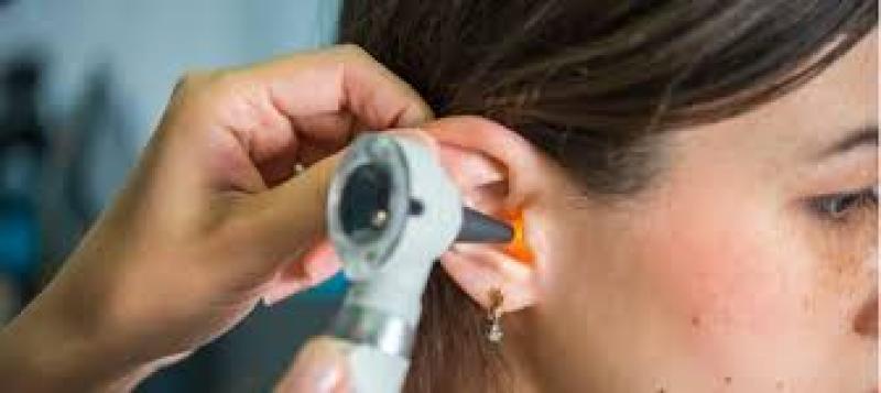 طبيب يكشف أسباب احتقان الأذن