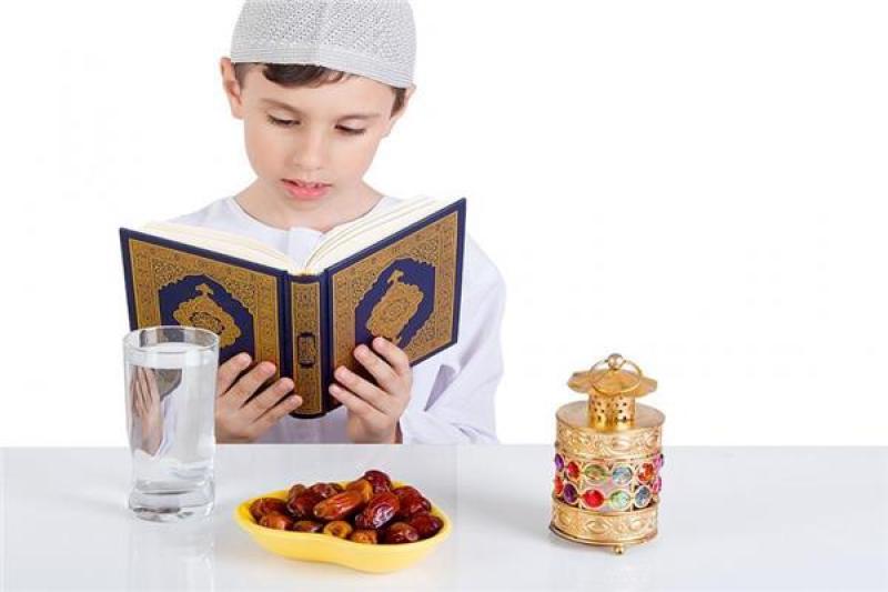 ما السن المناسبة لبدء تعويد الأطفال على الصيام خلال شهر رمضان الكريم؟