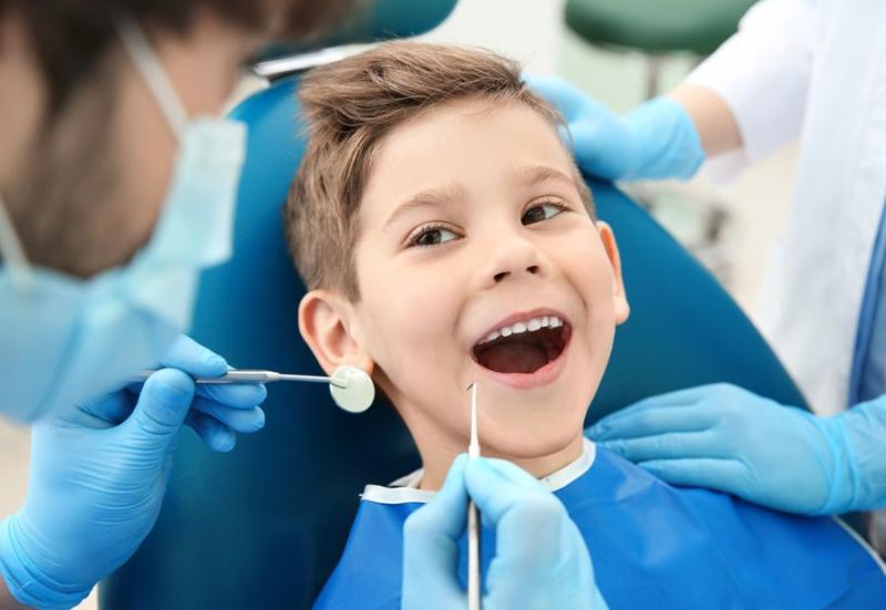 كيف تتغلبين على خوف طفلك من طبيب الأسنان؟
