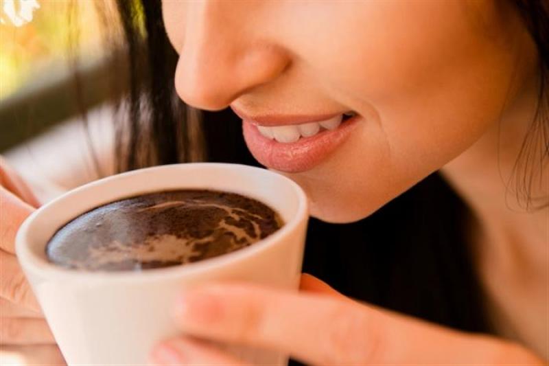 طرق فعالة لإزالة بقع القهوة من الأسنان