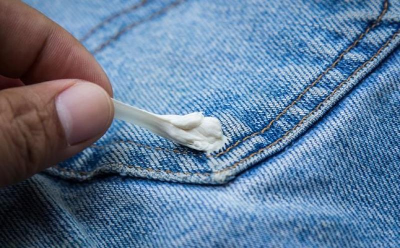 حيل بسيطة لإزالة العلكة اللاصقة من على الملابس