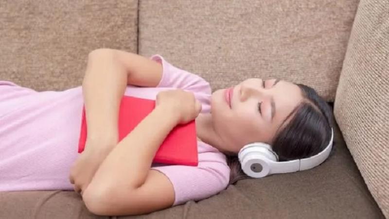 النوم بسماعات الأذن غير آمن