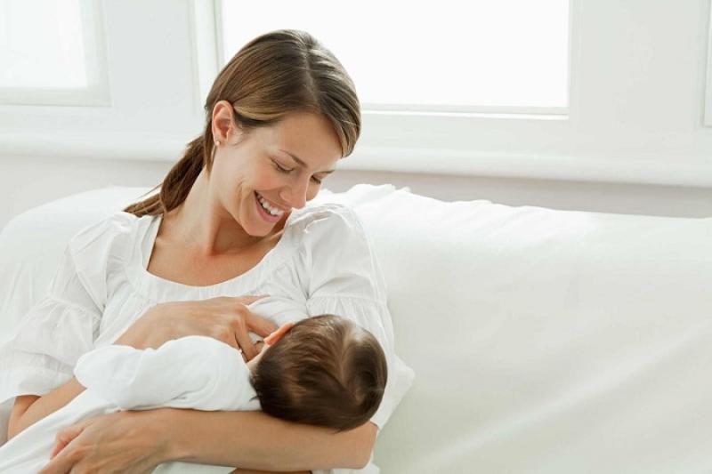 هل تستجيب الأم لطلب الطفل الرضاعة في أي وقت ؟ طبيب يجيب