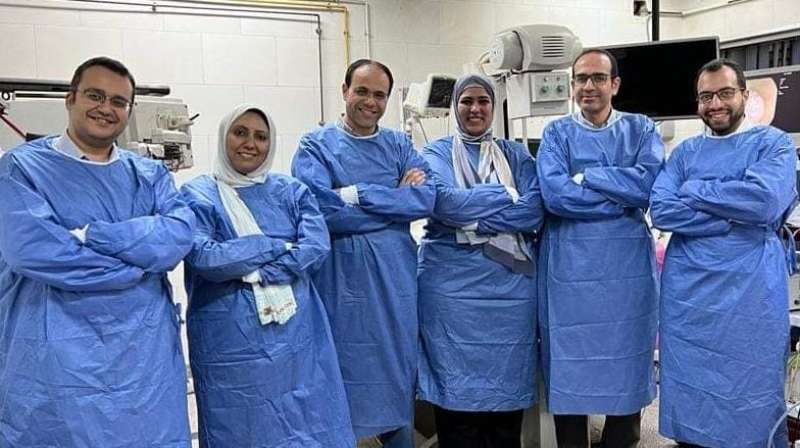 فريق طبي مصري يجري عملية نادرة بالمنظار.. بث مباشر لأكبر حدث عالمي للمناظير بالعالم