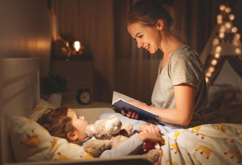 تعرف على تأثير قراءة قصص قبل النوم للأطفال