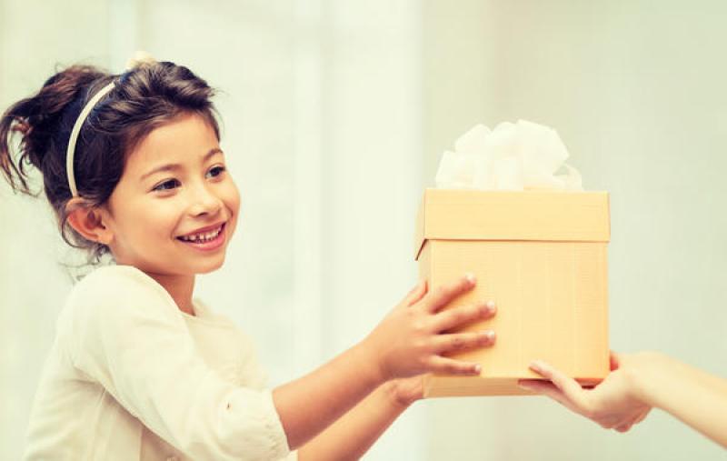 4 طرق لتعليم طفلك أهمية العطاء