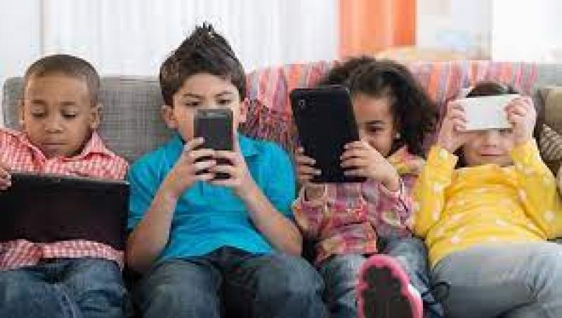 خبراء: بقاء الأطفال وقتًا طويلًا أمام الهواتف المحمولة قد يصيبهم بالعمى