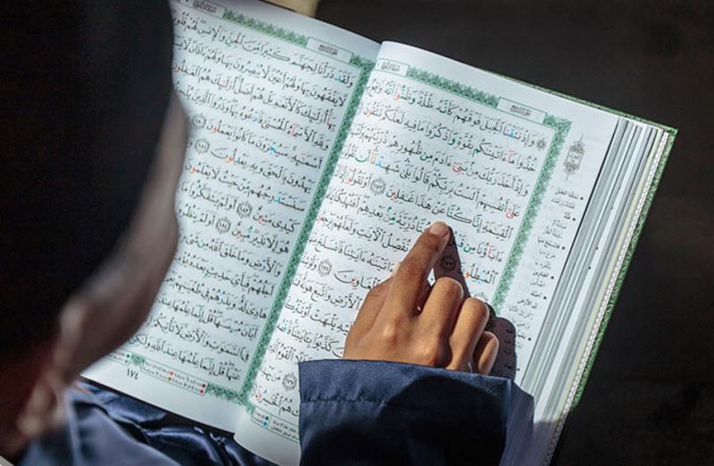 هل يجوز للمرأة قراءة القرآن بدون حجاب وبدون وضوء.. المفتي يجيب