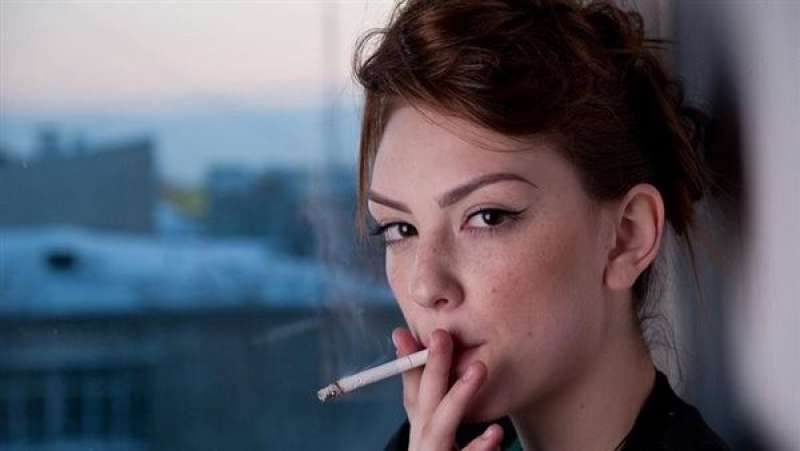 مفاجأة طبيبة وراء إدمان النساء لتدخين السجائر أكثر من الرجال
