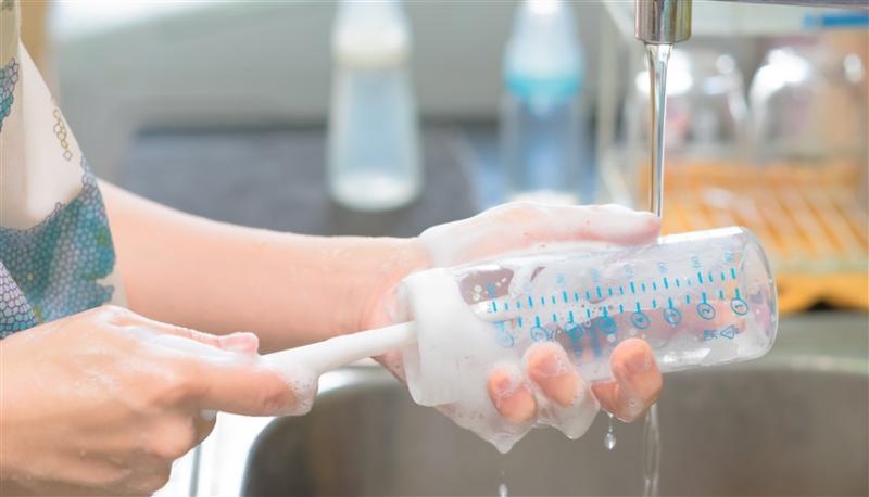 الطريقة الصحيحة لتنظيف زجاجة الرضاعة.. حافظي على صحة طفلك