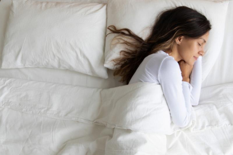 ٧ آثار جانبية لاسنخدام وسادة عالية أثناء النوم.. أبرزها تصلب العضلات