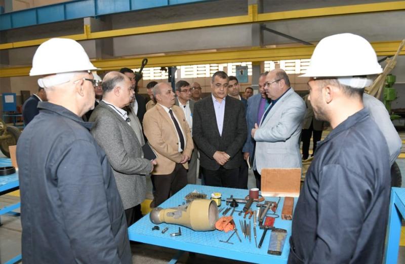 وزير الدولة للإنتاج الحربي يتفقد 5 شركات تابعة للوزارة بـ«حلوان»