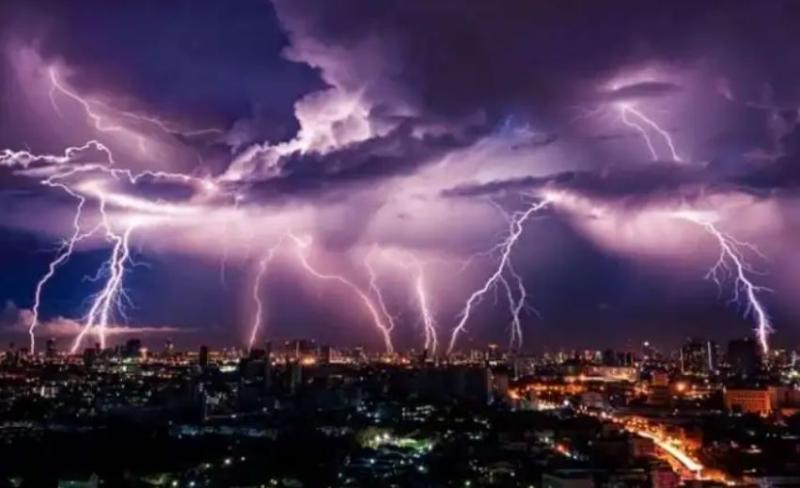 برق ورعد وأمطار غزيرة على مناطق متفرقة بالقاهرة الكبرى