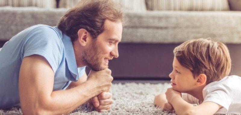 4 مهارات تجعل الأب يناقش الابن بهدوء وسهولة