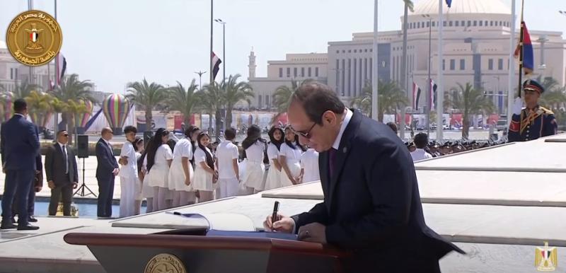 الرئيس السيسي يوقع على سجل الشرف بالنصب التذكاري في العاصمة الإدارية الجديدة