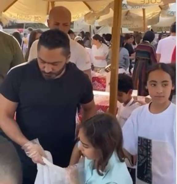 تامر حسني يشارك في طبخ وجبات إفطار لـ7 آلاف شخص برفقة بناته.. فيديو وصور