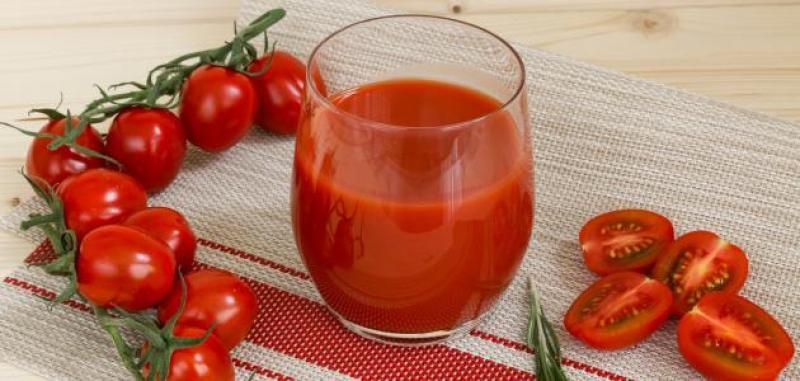 طبيبة تكشف عن فوائد عصير الطماطم للصحة