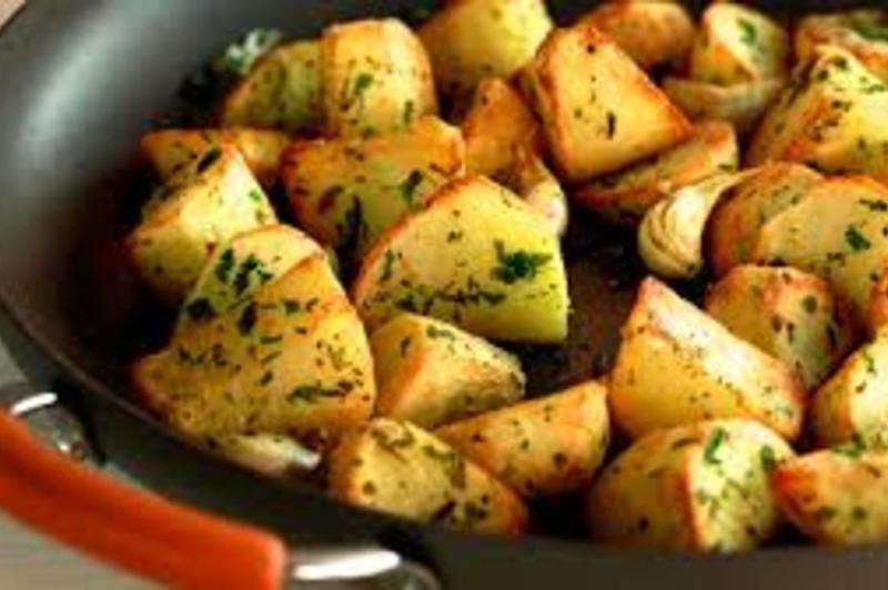 طريقة عمل البطاطس بالخل والثوم