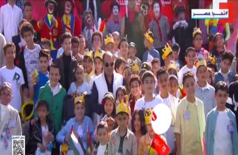 الرئيس السيسي يتوسط صورة تذكارية مع أبناء الشهداء ضمن حفل عيد الفطر