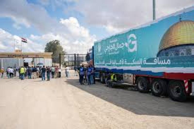 دخول 365 شاحنة مساعدات غذائية إلى غزة من معبرى رفح وكرم أبوسالم