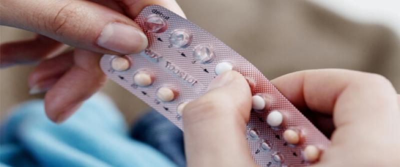 هل استخدام حبوب منع الحمل لفترات طويلة يسبب القلق والاكتئاب؟