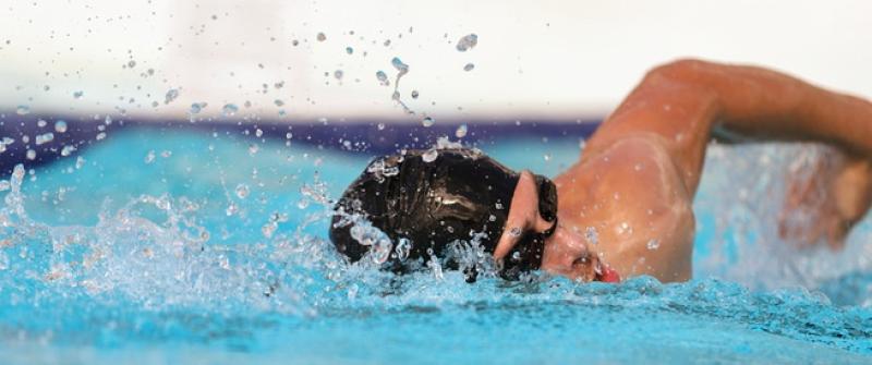 تعزز صحة الدماغ وعضلة القلب.. 5 فوائد لتمارين السباحة