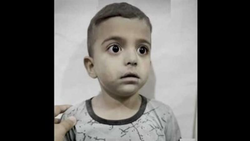 والد الطفل الفلسطيني الشهير بالولد المرتجف يكشف تفاصيل حالته بعد وصوله مصر