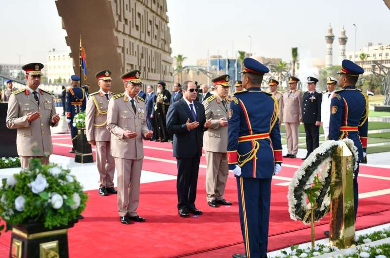 الرئيس السيسي يضع إكليلًا من الزهور على قبر الجندي المجهول في ذكرى تحرير سيناء