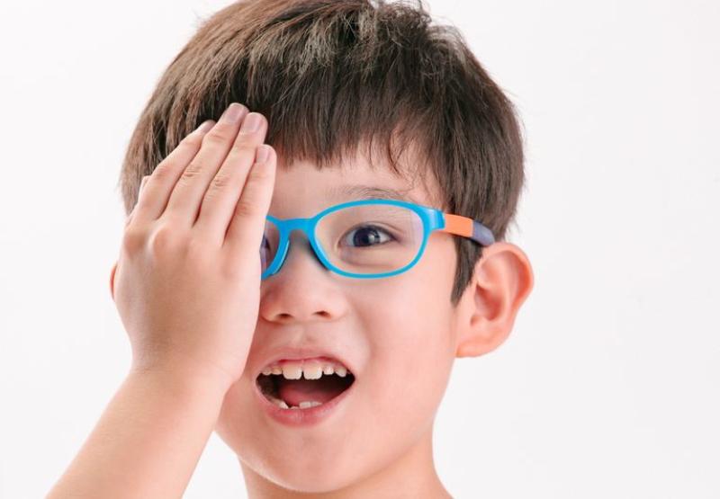 تعرفي على أبرز أعراض كسل العين عند الأطفال