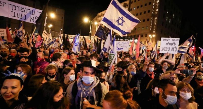 آلاف الإسرائيليين يتظاهرون أمام وزارة الدفاع بتل أبيب للمطالبة بإبرام صفقة تبادل للمحتجزين