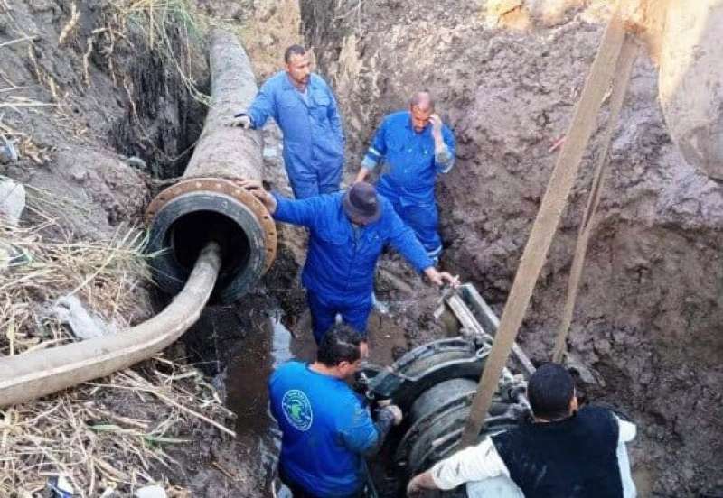 رئيس مياه المنوفية يتابع إصلاح عطل في خط طرد بمدينة منوف