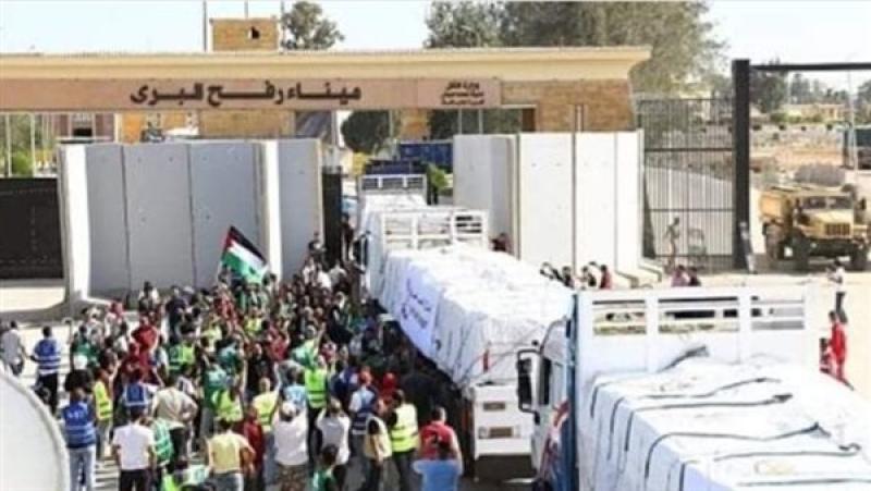 عبور 220 شاحنة مساعدات إلى قطاع غزة عبر معبري كرم أبو سالم ورفح