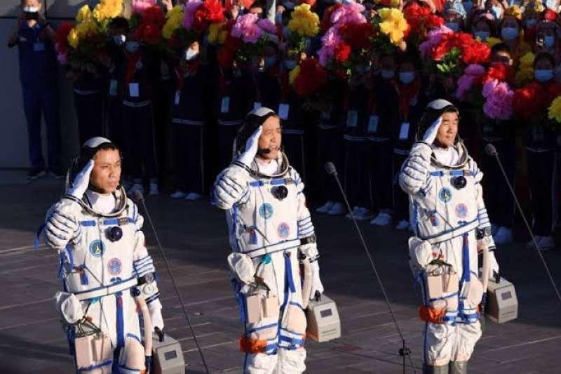 رواد فضاء صينيون يعودون بعد 6 أشهر في المحطة الفضائية الصينية
