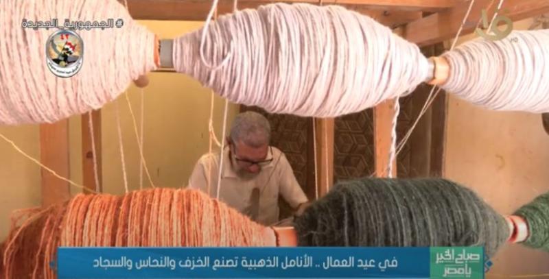 في عيد العمال.. أنامل ذهبية مصرية تصنع الخزف والنحاس والسجاد| فيديو