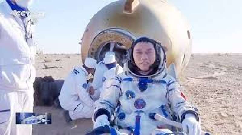 وصول رواد فضاء مركبة شنتشو-17 لبكين بعد مهمة استمرت 6 أشهر بمحطة الفضاء الصينية