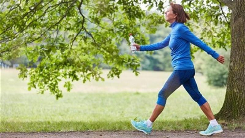 كم دقيقة مشي يحتاجها الجسم يوميًا للحفاظ على الدماغ من التلف والأمراض؟