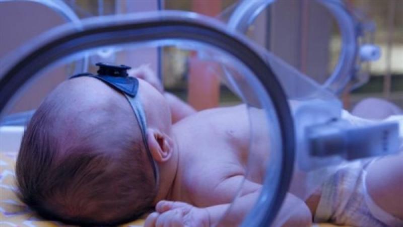 ما دور الضوء الأزرق في علاج اليرقان عند حديثي الولادة؟