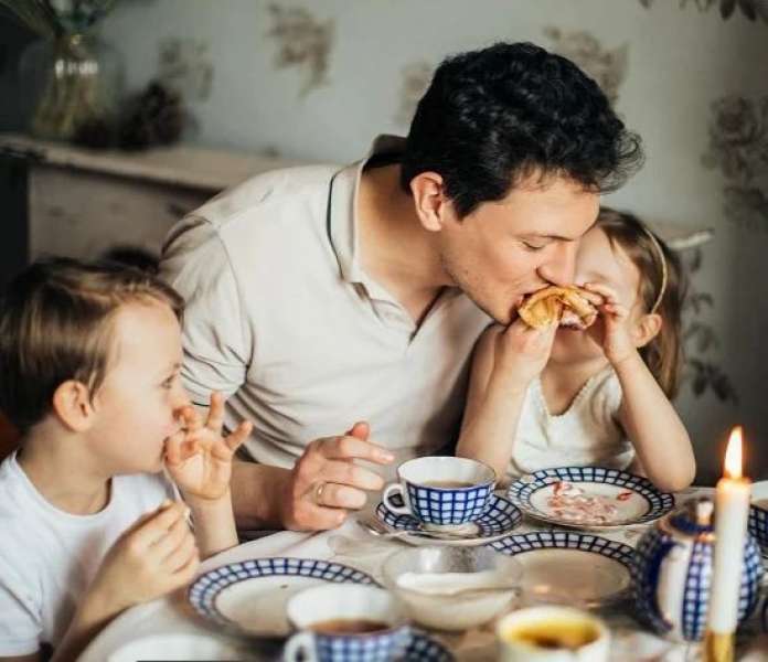 5 نصائح لتعليم طفلك آداب الطعام