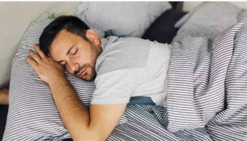 مخاطر صحية قد تواجهك بسبب الإفراط في النوم