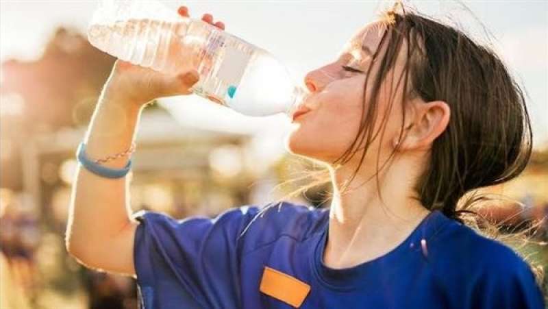 طبيب شهير يحذر من مخاطر شرب الماء في الزجاجات البلاستيكية