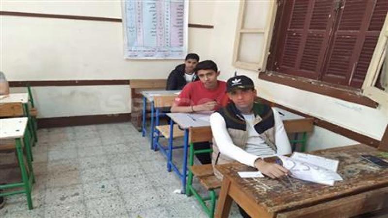 طلاب الصف الثاني الثانوي يؤدون امتحان اللغة العربية بالقاهرة والجيزة