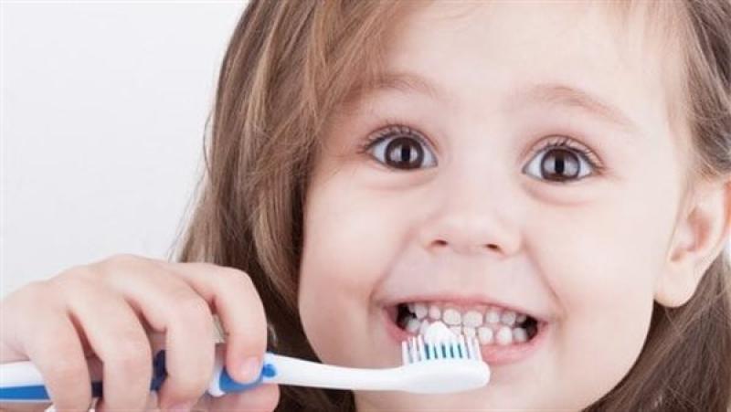 الصحة تكشف طرق العناية بأسنان الطفل منذ الولادة.. تفاصيل