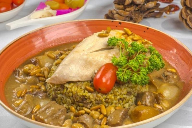 المطبخ العربي.. كيفية تحضير الفريكة مع الدجاج المحمر ولحم الضأن