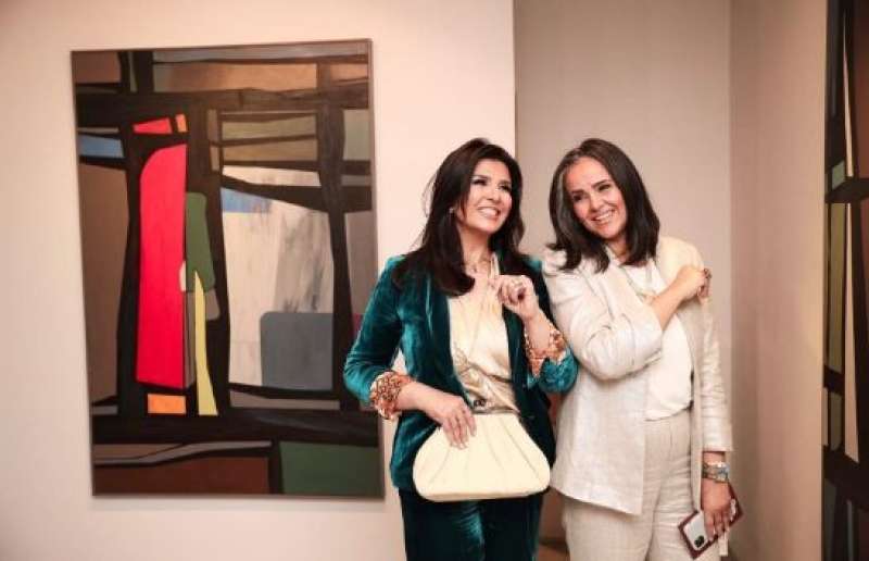 شاهد| منى الشاذلي تشارك في افتتاح معرض شقيقتها الفنانة التشكيلية مروى الشاذلي