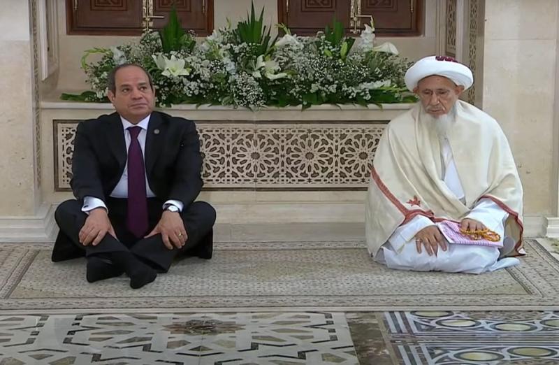 الرئيس السيسي وسلطان البهرة بالهند يستمعان لآيات من الذكر الحكيم بمسجد السيدة زينب قبيل افتتاحه