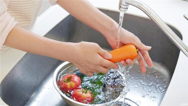 لهذا السبب.. غسل الفواكه والخضروات بالماء أفضل من مواد التنظيف المخصصة