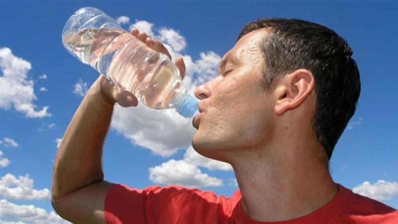 طبيب يحذر من شرب الماء من زجاجات بلاستيكية