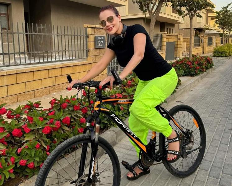 كارول سماحة تشارك جمهورها بأحدث ظهور لها وهي تمارس رياضة ركوب الدراجات