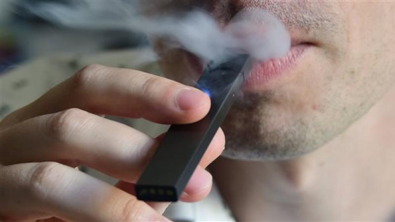 باحثون يحذرون من السجائر الإلكترونية ذات النكهات